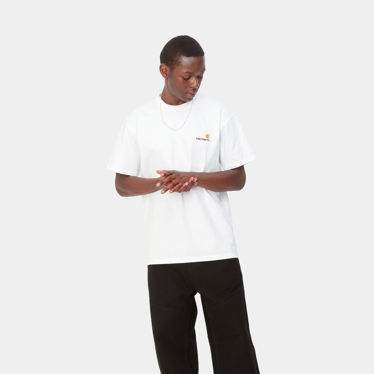Carhartt WIP valkoinen loose fit t-paita mallin päällä brodeerattu logo edessä
