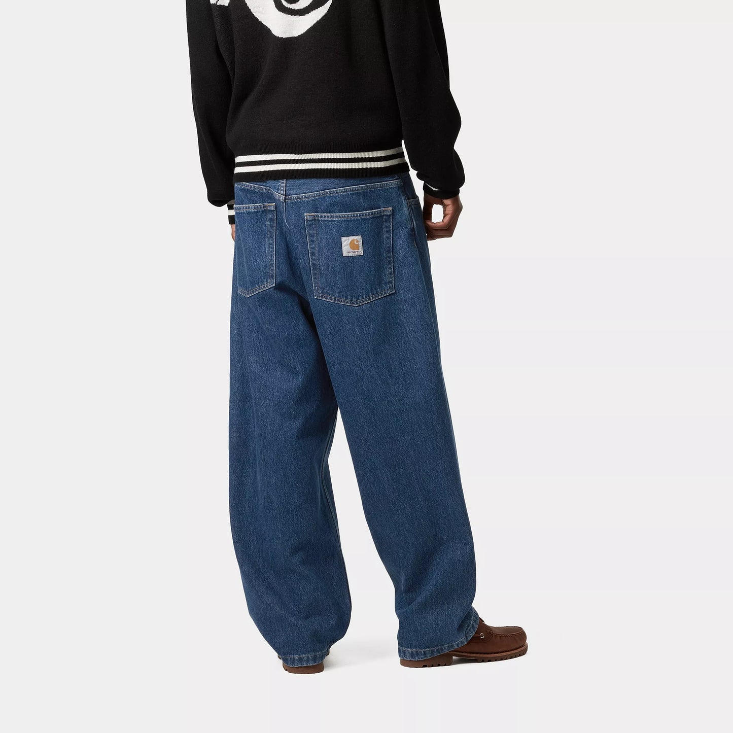 Carhartt WIP Miesten siniset loose fit farkut mallin päällä