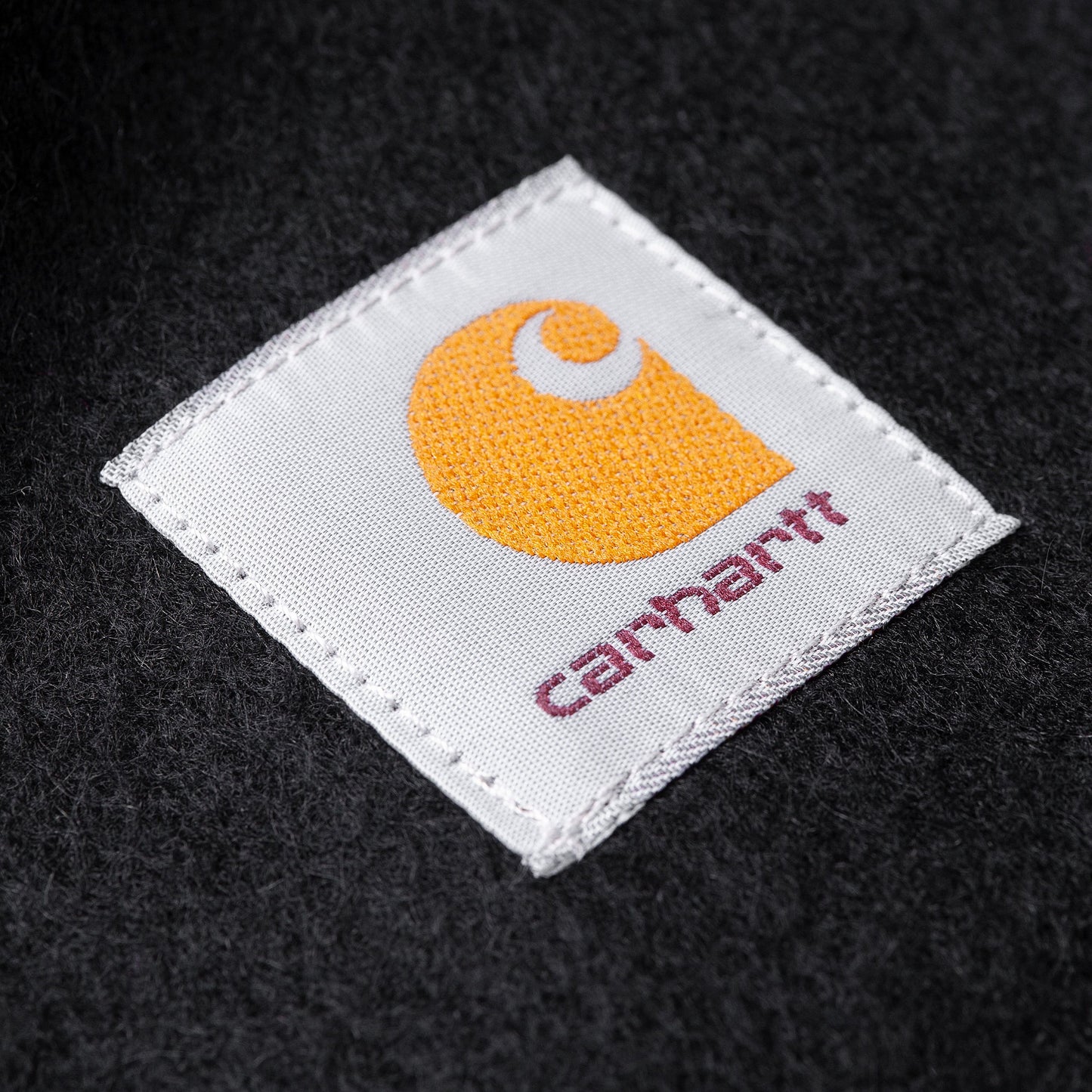 Carhartt WIP Musta kaulahuivi C-logo lähikuva