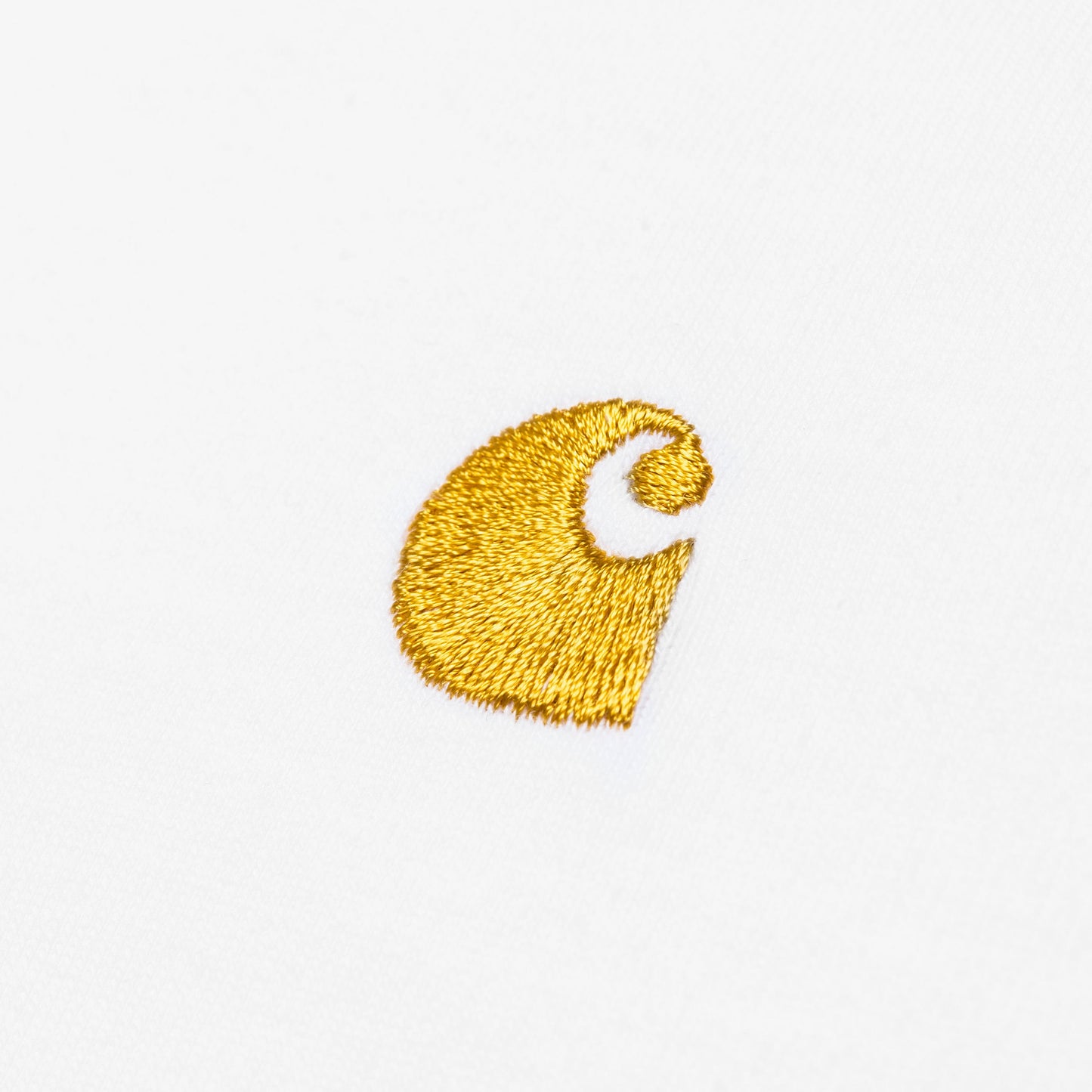 Carhartt WIP Chase t-paita. kultainen C-logo rinnassa