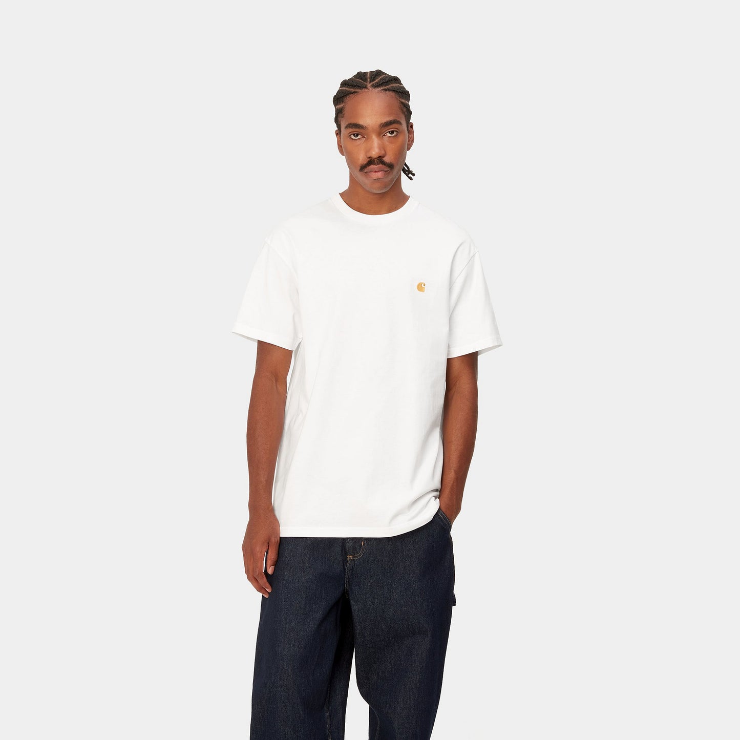 Carhartt WIP miesten valkoinen chase t-paita mallin päällä