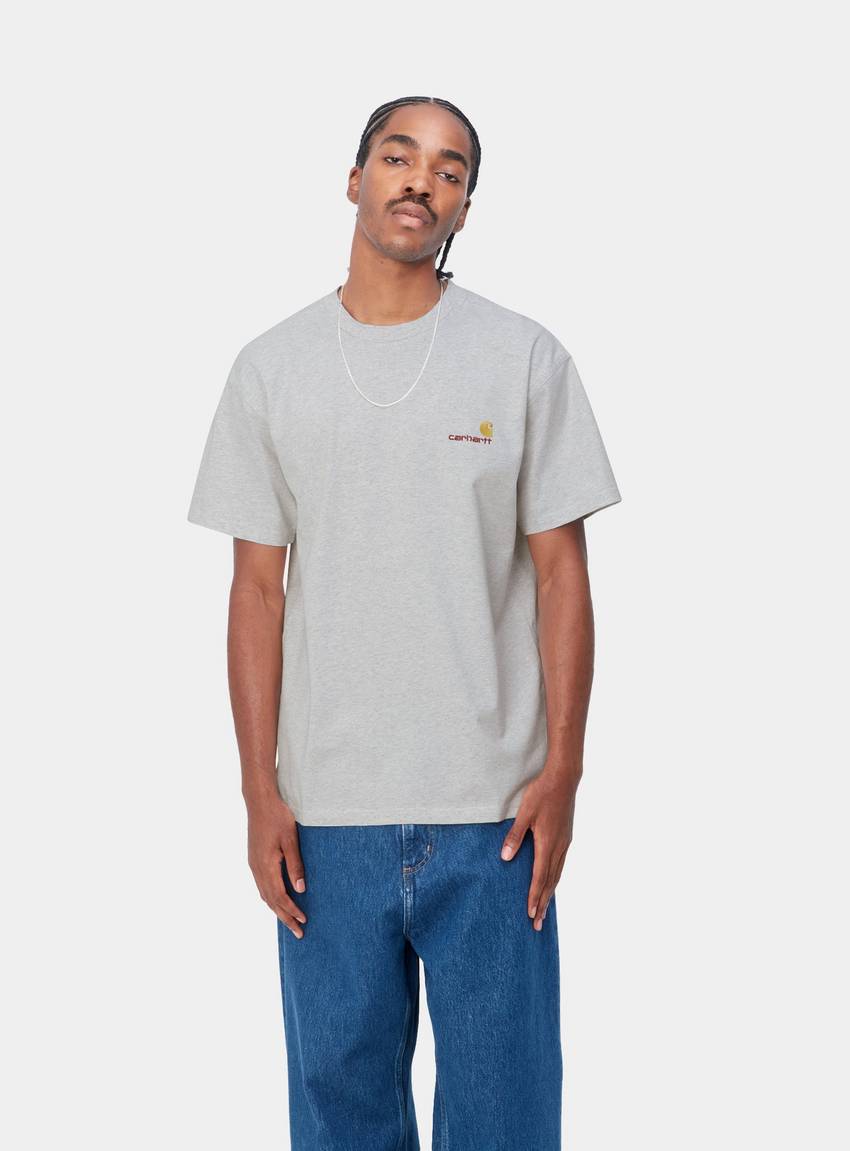 Carhartt WIP harmaa loose fit t-paita mallin päällä brodeerattu logo edessä