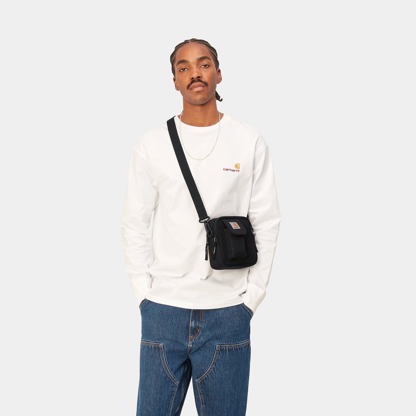 Carhartt WIP essentials bag musta laukku mallin päällä