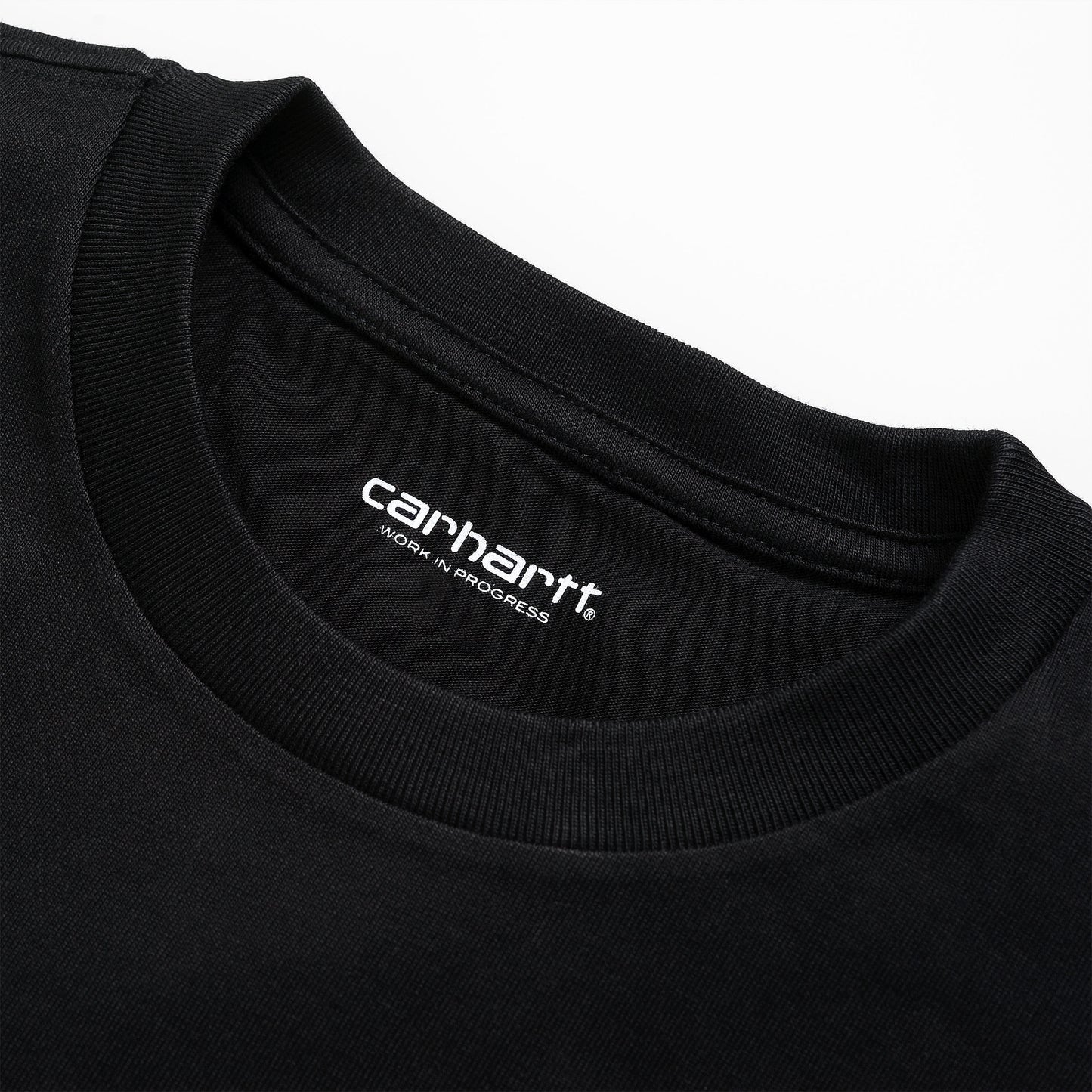 Carhartt wip musta chase t-paita niskaprintti, lähikuva kauluksesta 