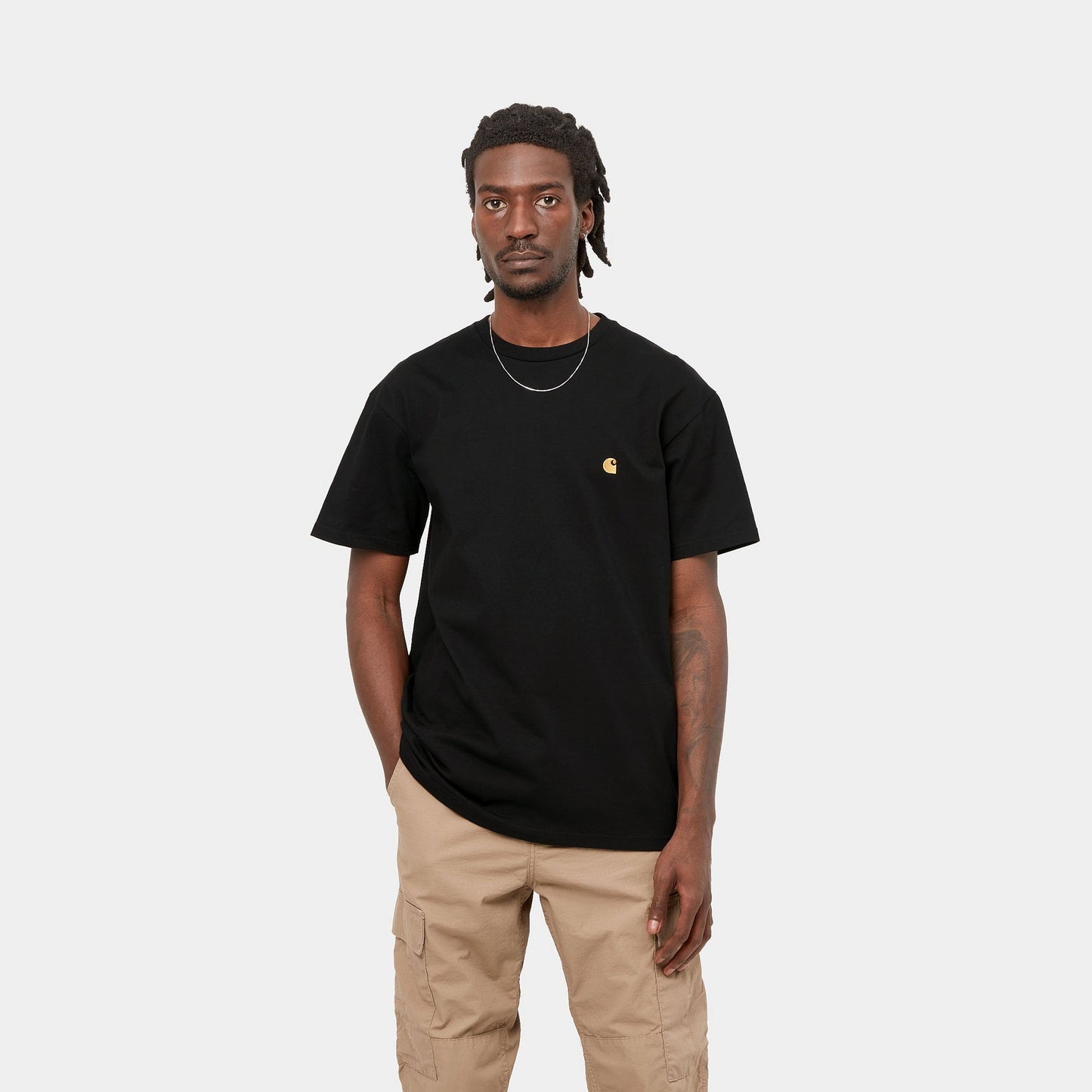 Carhartt WIP miesten loose fit chase t-paita mallin päälle puettuna