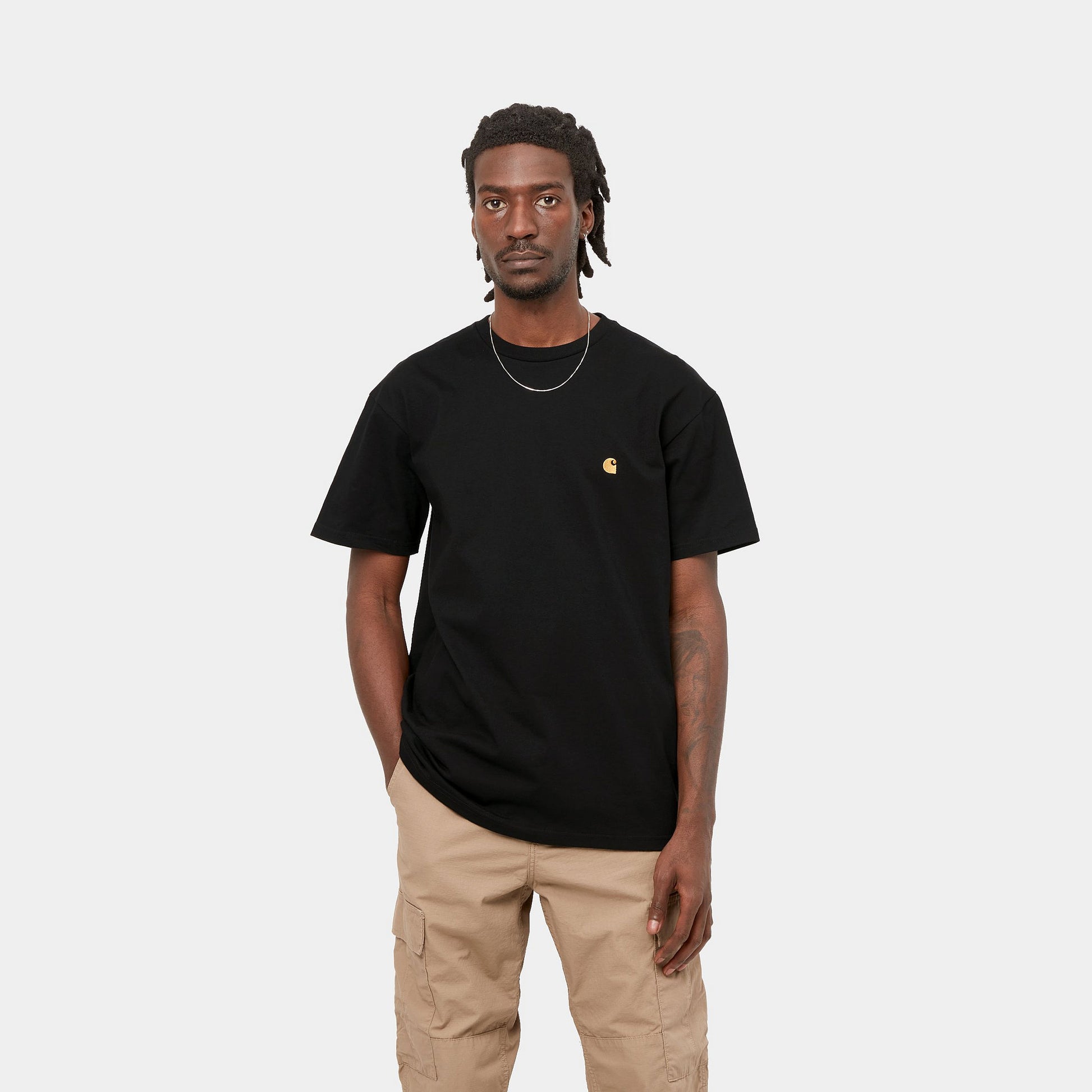 Carhartt WIP miesten loose fit chase t-paita mallin päälle puettuna